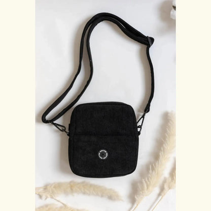 Dogmom bag black - Ted's and Tails - Beloningtasje voor hondensnacks, boetiek, dogmom bag, In stijl op pad met je hond, Kerst met je hond, Kerstkado voor je hond, Schoudertas voor dogdads, Schoudertas voor dogmoms, teds and tails, Waar laat ik het poepzakje van de hond?, Wandelen met de hond, wandeltas hond - By Marley