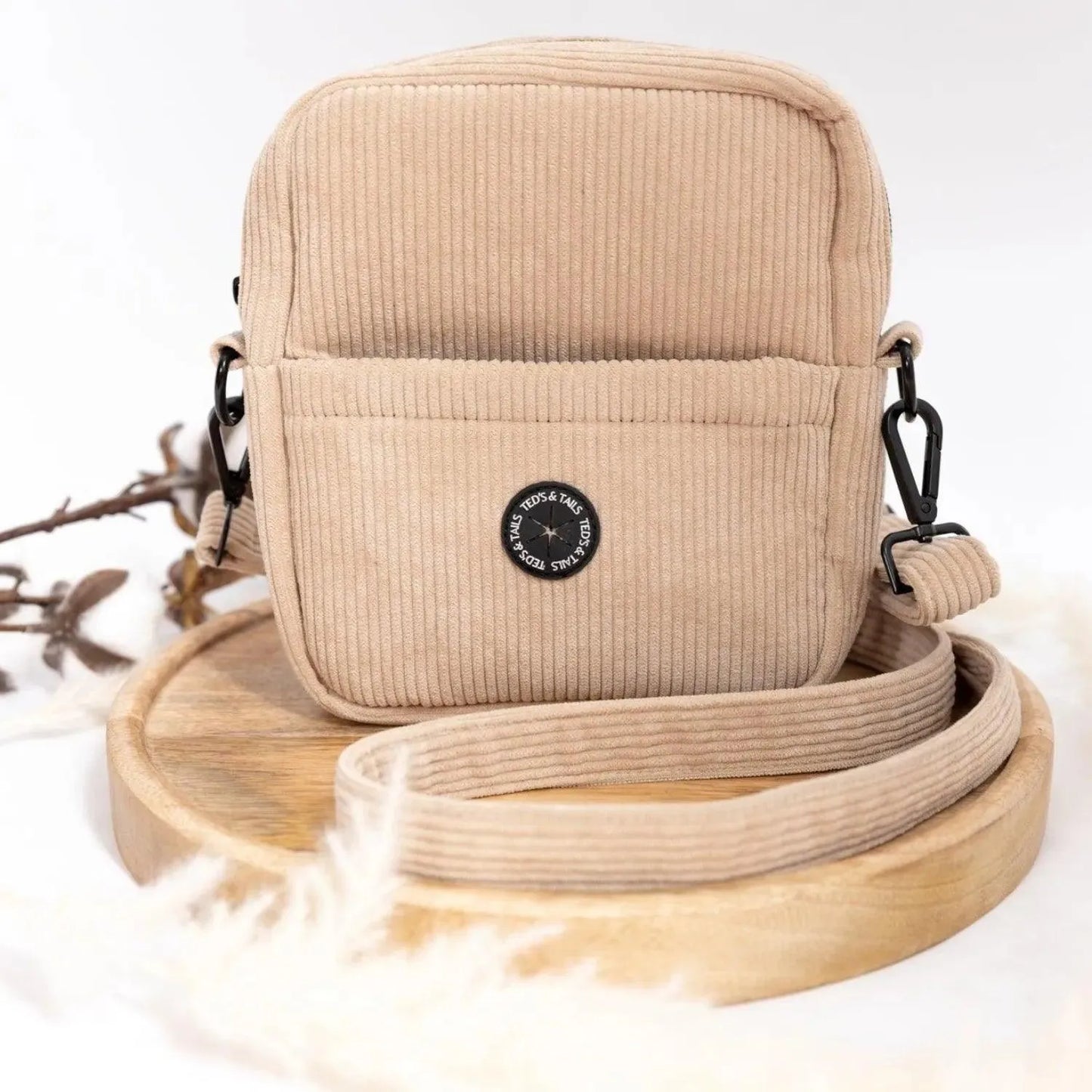 Dogmom bag blissful beige - Ted's and Tails - Beloningtasje voor hondensnacks, boetiek, dogmom bag, In stijl op pad met je hond, Kerst met je hond, Kerstkado voor je hond, Schoudertas voor dogdads, Schoudertas voor dogmoms, teds and tails, Waar laat ik het poepzakje van de hond?, Wandelen met de hond, wandeltas hond - By Marley