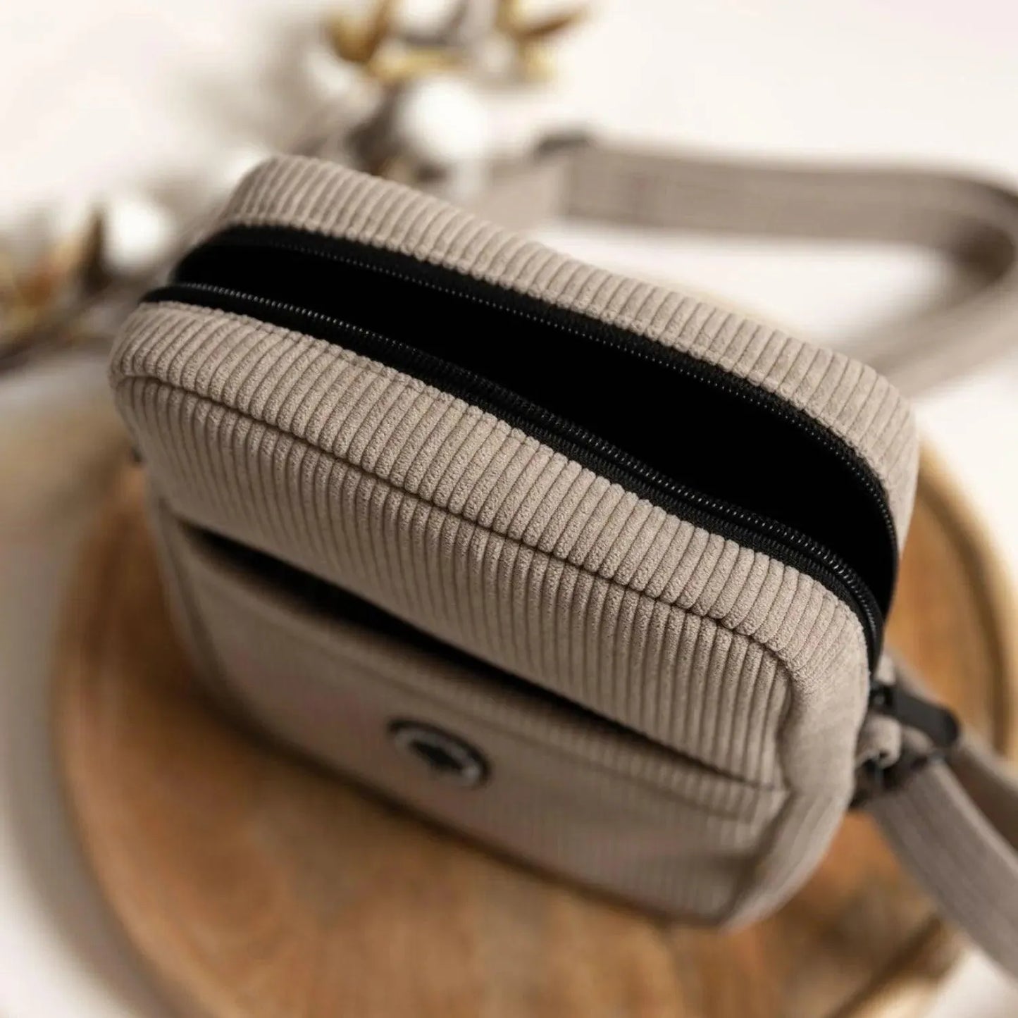 Dogmom bag light grey - Ted's and Tails - Beloningtasje voor hondensnacks, boetiek, dogmom bag, In stijl op pad met je hond, Kerst met je hond, Kerstkado voor je hond, Schoudertas voor dogdads, Schoudertas voor dogmoms, teds and tails, Waar laat ik het poepzakje van de hond?, Wandelen met de hond, wandeltas hond - By Marley