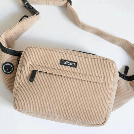 Dogmom Fanny bag blissful beige - Ted's and Tails - Beloningtasje voor hondensnacks, boetiek, dogmom bag, In stijl op pad met je hond, Kerst met je hond, Kerstkado voor je hond, Schoudertas voor dogdads, Schoudertas voor dogmoms, teds and tails, Waar laat ik het poepzakje van de hond?, Wandelen met de hond, wandeltas hond - By Marley