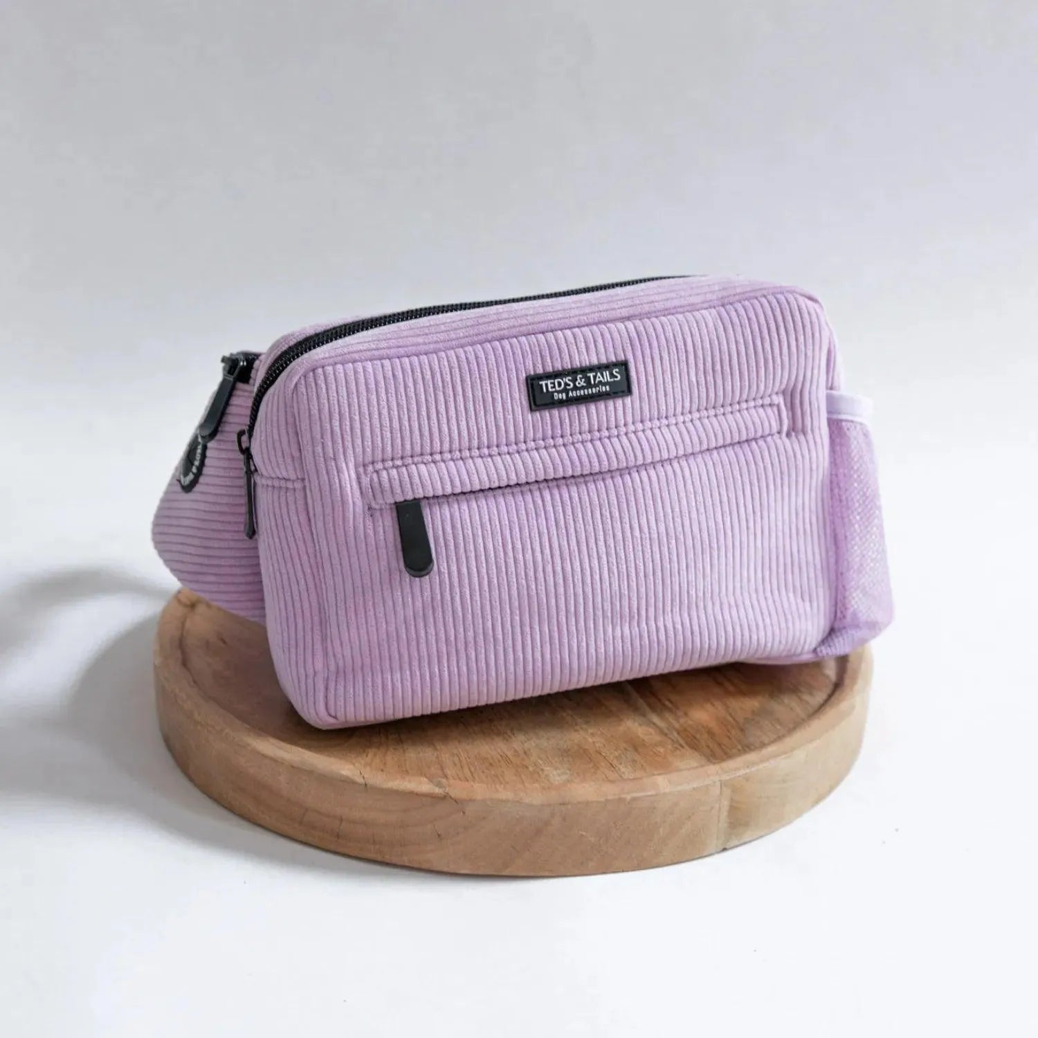 Dogmom Fanny Bag - Lovely lavender - Ted's and Tails - Beloningtasje voor hondensnacks, boetiek, dogmom bag, In stijl op pad met je hond, Kerst met je hond, Kerstkado voor je hond, nieuw, Schoudertas voor dogdads, Schoudertas voor dogmoms, teds and tails, Waar laat ik het poepzakje van de hond?, Wandelen met de hond, wandeltas hond - By Marley