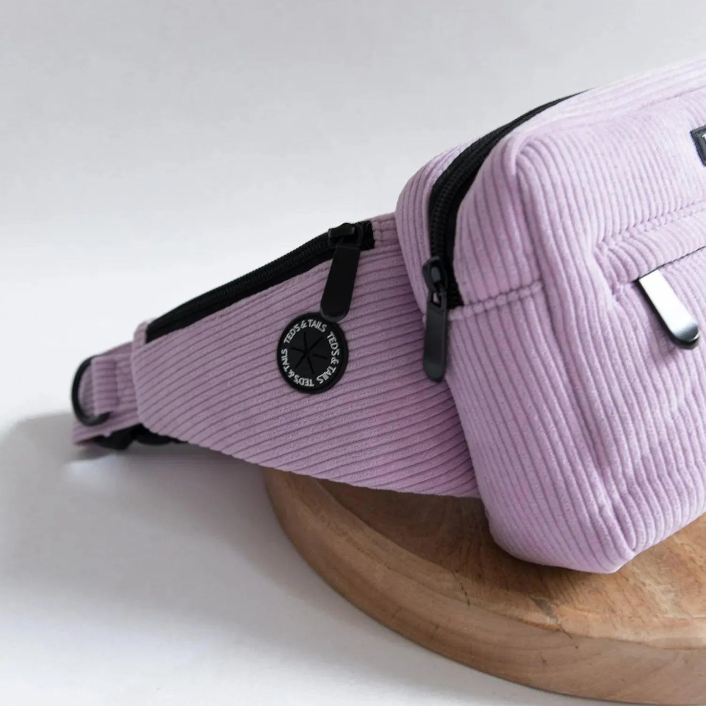 Dogmom Fanny Bag - Lovely lavender - Ted's and Tails - Beloningtasje voor hondensnacks, boetiek, dogmom bag, In stijl op pad met je hond, Kerst met je hond, Kerstkado voor je hond, nieuw, Schoudertas voor dogdads, Schoudertas voor dogmoms, teds and tails, Waar laat ik het poepzakje van de hond?, Wandelen met de hond, wandeltas hond - By Marley