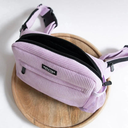 Dogmom Fanny Bag - Lovely lavender - Ted's and Tails - Beloningtasje voor hondensnacks, boetiek, dogmom bag, In stijl op pad met je hond, Kerst met je hond, Kerstkado voor je hond, nieuw, Schoudertas voor dogdads, Schoudertas voor dogmoms, teds and tails, Waar laat ik het poepzakje van de hond?, Wandelen met de hond, wandeltas hond - By Marley