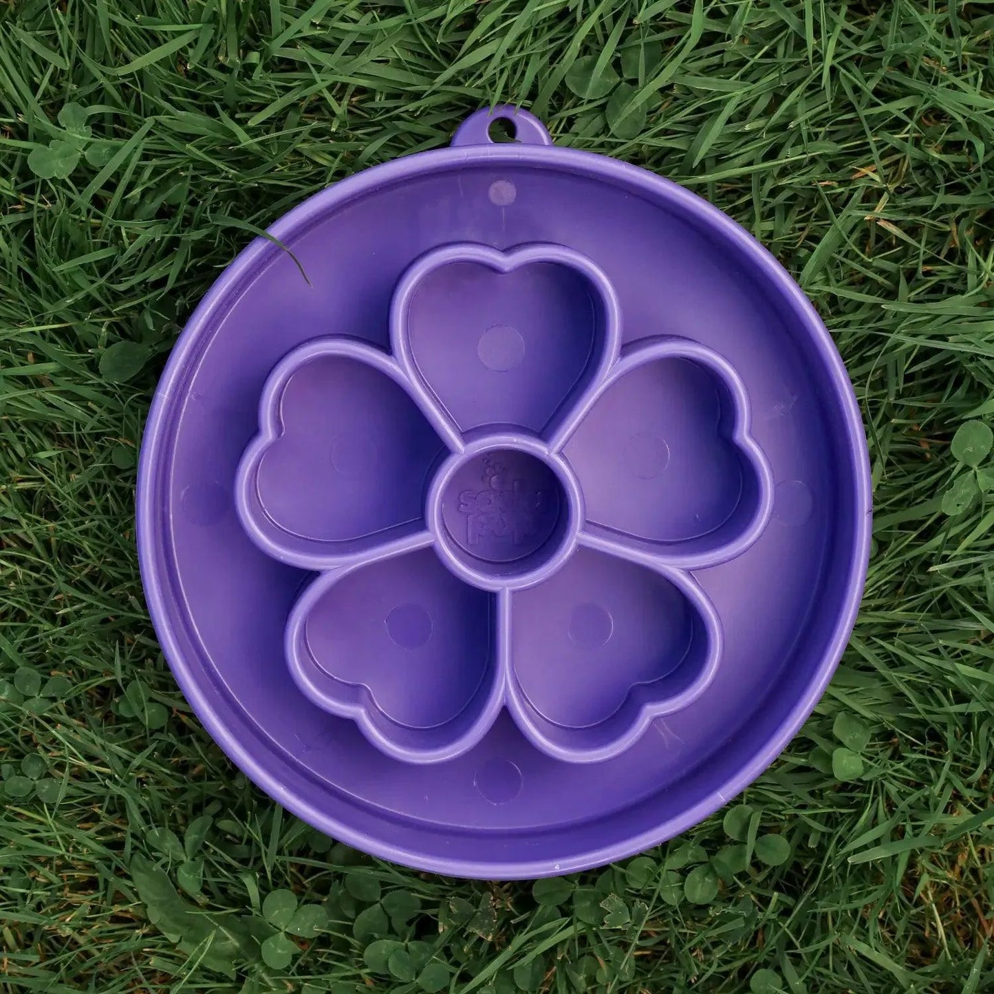 Ebowl Flower - Paars - Sodapup - Hoe laat ik mijn hond stoppen met schrokken?, je hond rustiger laten eten, slowfeeder, slowfeeder voor honden, Sodapup, Voedselverrijking voor je hond - By Marley