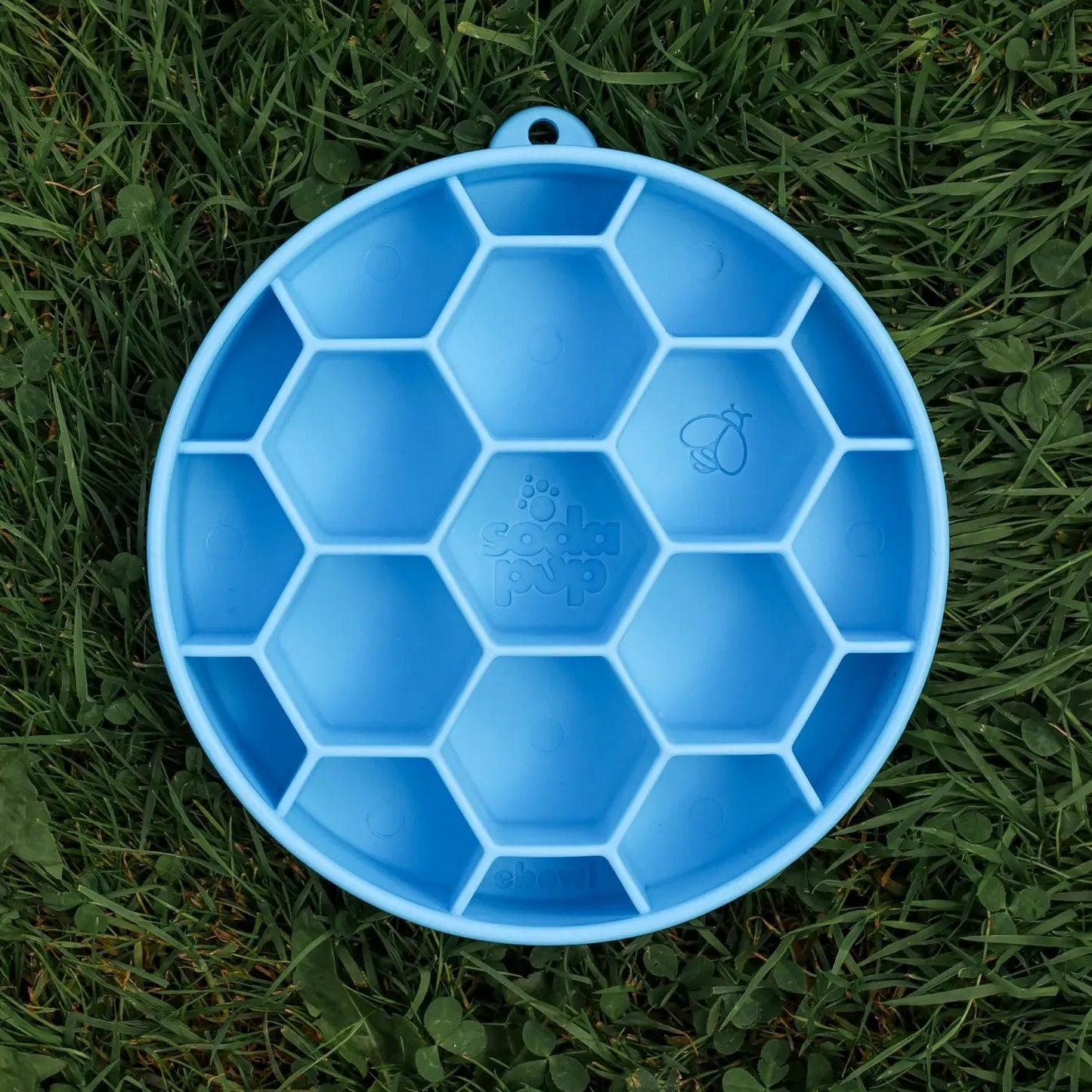 Ebowl Honeycomb Blue - Sodapup - Hoe laat ik mijn hond stoppen met schrokken?, je hond rustiger laten eten, slowfeeder, slowfeeder voor honden, Sodapup, Voedselverrijking voor je hond - By Marley