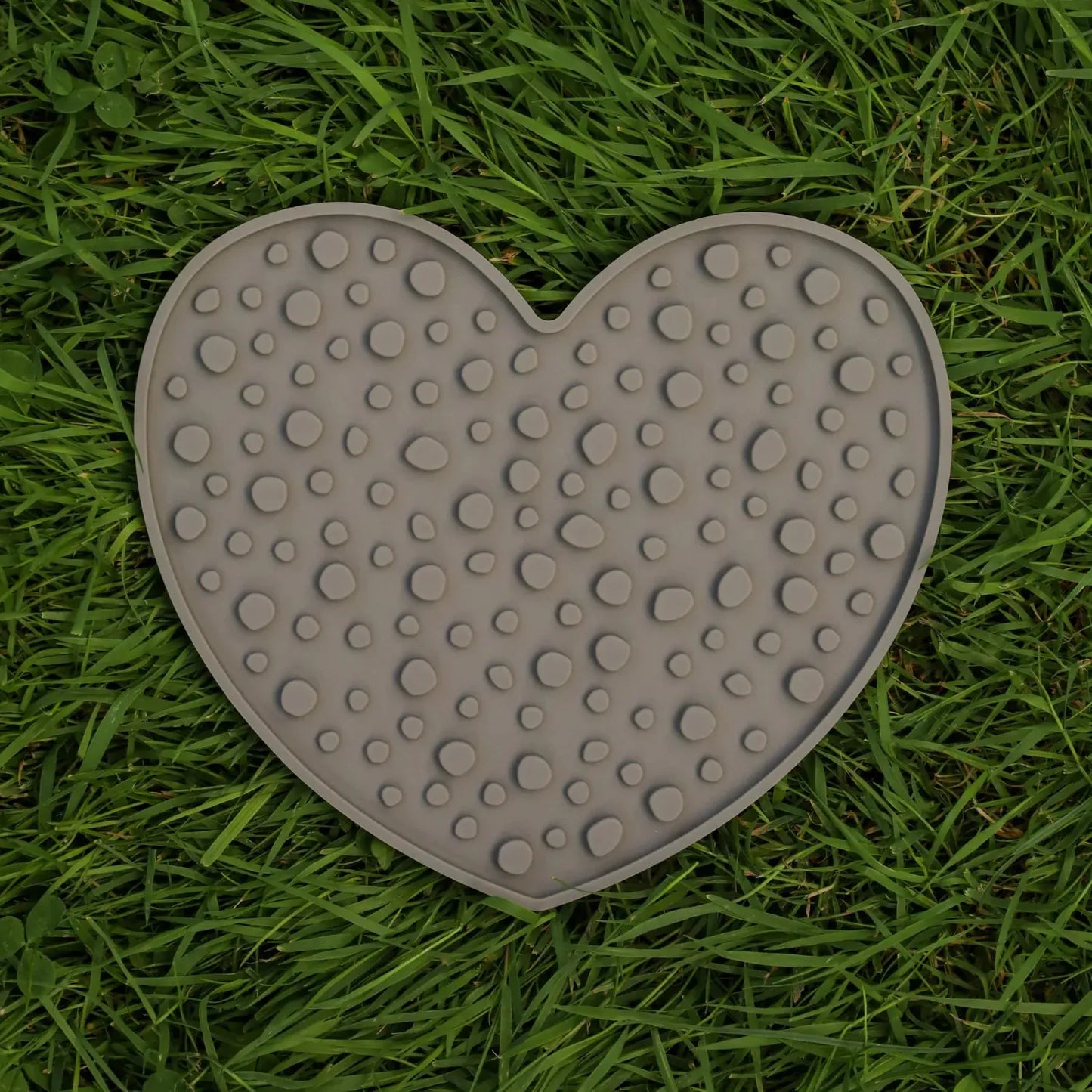 Likmat Heart - Groen - DIY hondenijsje maken, Enrichment voor beginners, Enrichment voor honden, Hoe houd ik mijn puppy bezig?, Je hond kalmeren onder de douche, likmat, mentale stimulatie voor je hond, Verrijking voor honden, Verrijking voor je puppy, Voedselverrijking voor honden - By Marley