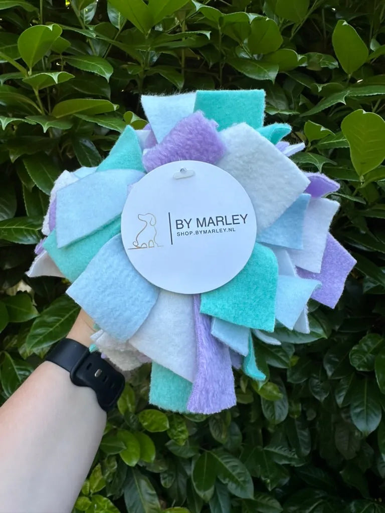 Snuffelbal - By Marley - by marley, Enrichment voor beginners, Enrichment voor honden, hersenwerk voor honden, Ontspanning door te snuffelen, Snuffel speelgoed voor honden, Snuffel speelgoed voor je hond, snuffelbal, snuffelen, Snuffelmat voor puppy's, verrijking speelgoed voor je hond, Verrijking voor een hond op leeftijd, Verrijking voor honden, Verrijking voor je hond, Verrijking voor je puppy, Verrijking voor puppy's - By Marley